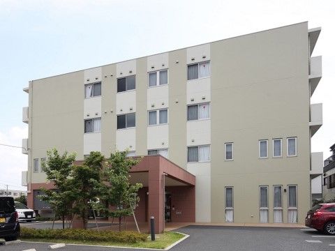 玄関正面の植栽と大きなポーチが特徴の当施設正面玄関