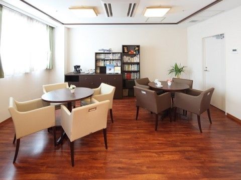 「大袋ケアコミュニティそよ風」の談話室。ラックには、本を収納している。