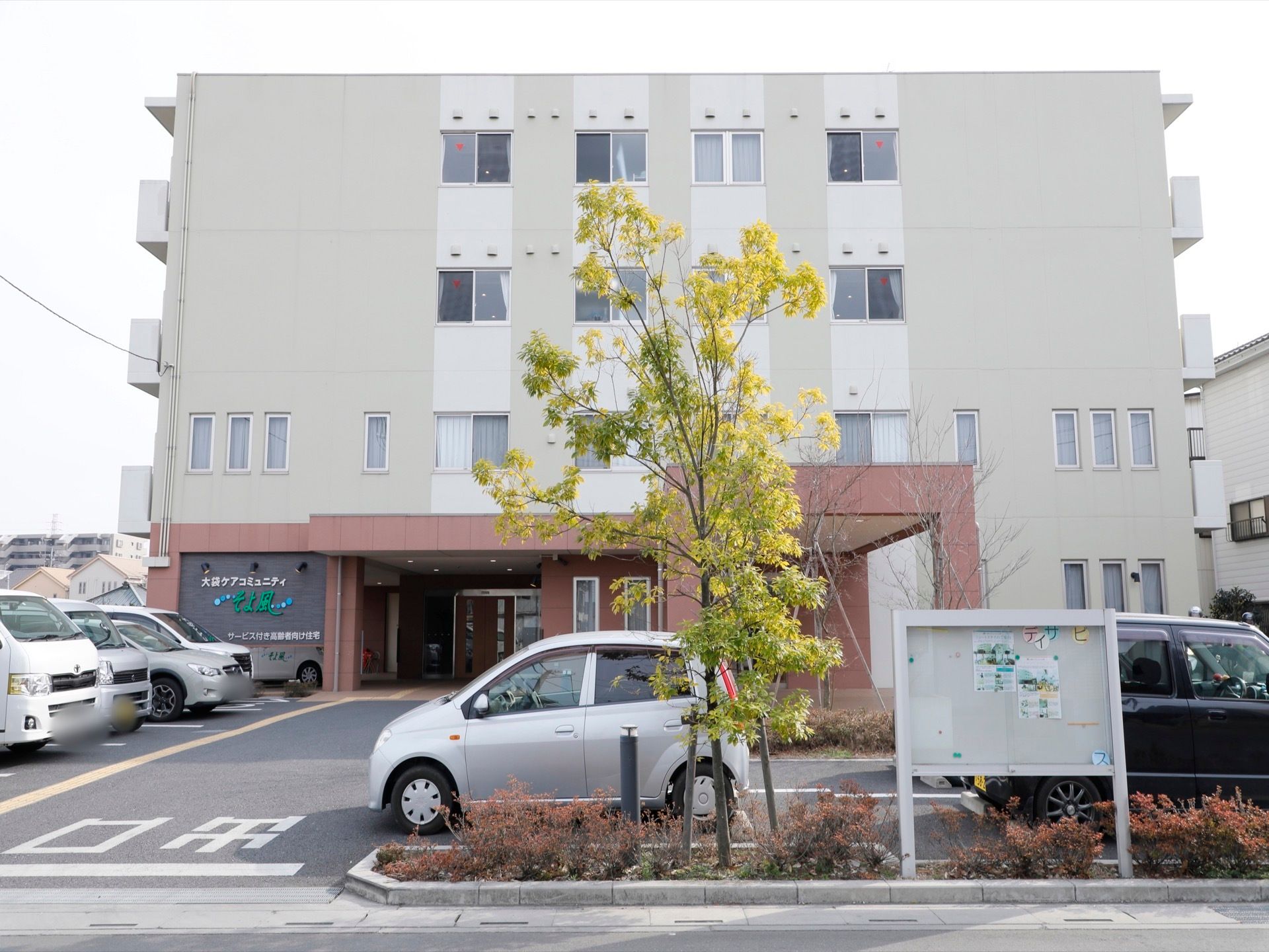 施設は、鉄筋コンクリート造地上４階建の建物である。外壁はエントランス部分のみブラウンで、その他はベージュ色である。