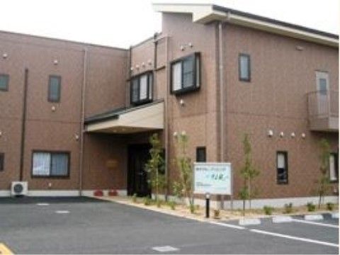 「所沢グループリビングそよ風」の外観。遠方から来訪された方に、駐車場を設けている。