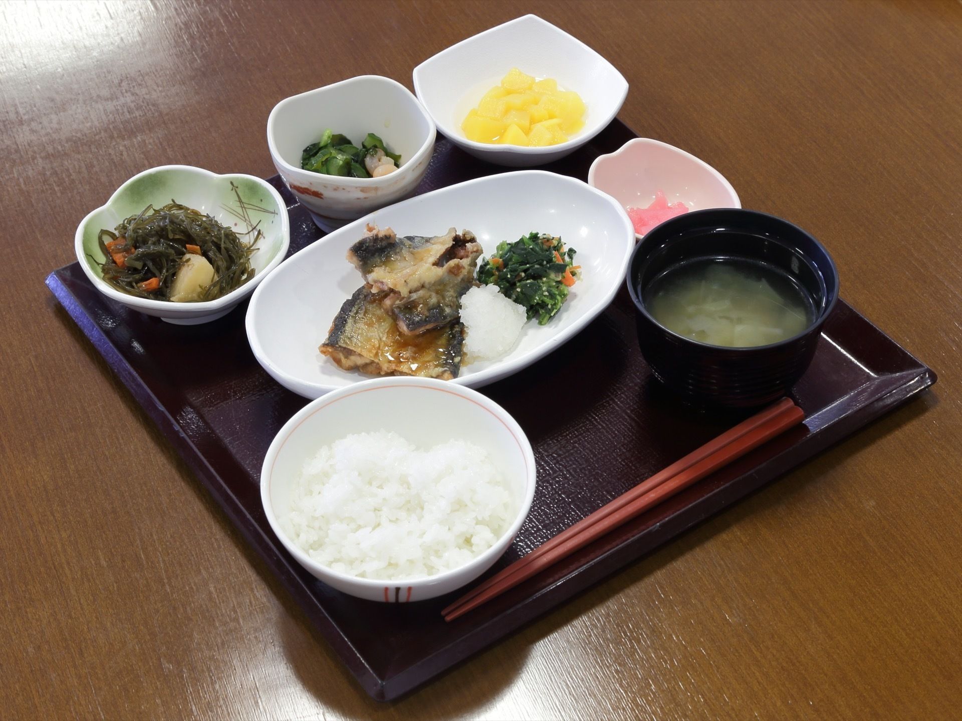施設で入居者様に提供される食事は、それぞれお盆にのせられて配膳される。画像のメニューは魚を主菜に据えた和食となっている。