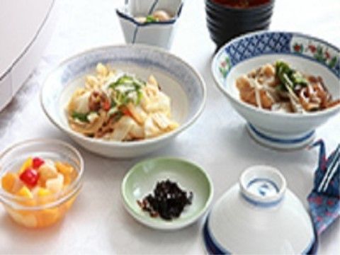 「所沢グループリビングそよ風」のお食事。栄養や美味しさ色合いを気にした料理になっている。