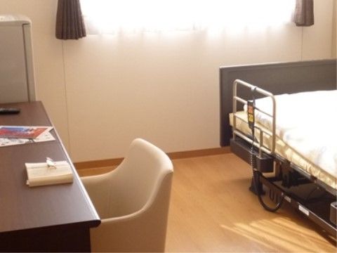 若葉ケアコミュニティそよ風の居室。居室内は明るめのフローリングを使用し、清潔感のある様子。