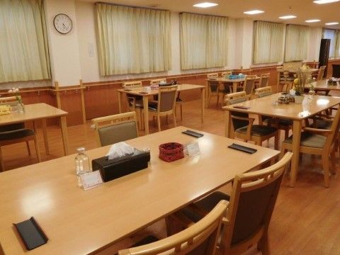 若葉ケアコミュニティそよ風の食堂。食堂はたくさんテーブルを設置しています。