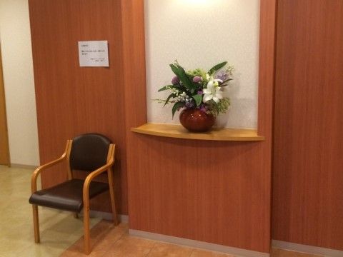 若葉ケアコミュニティそよ風邪の廊下。お花を展示し、華やかな様子。