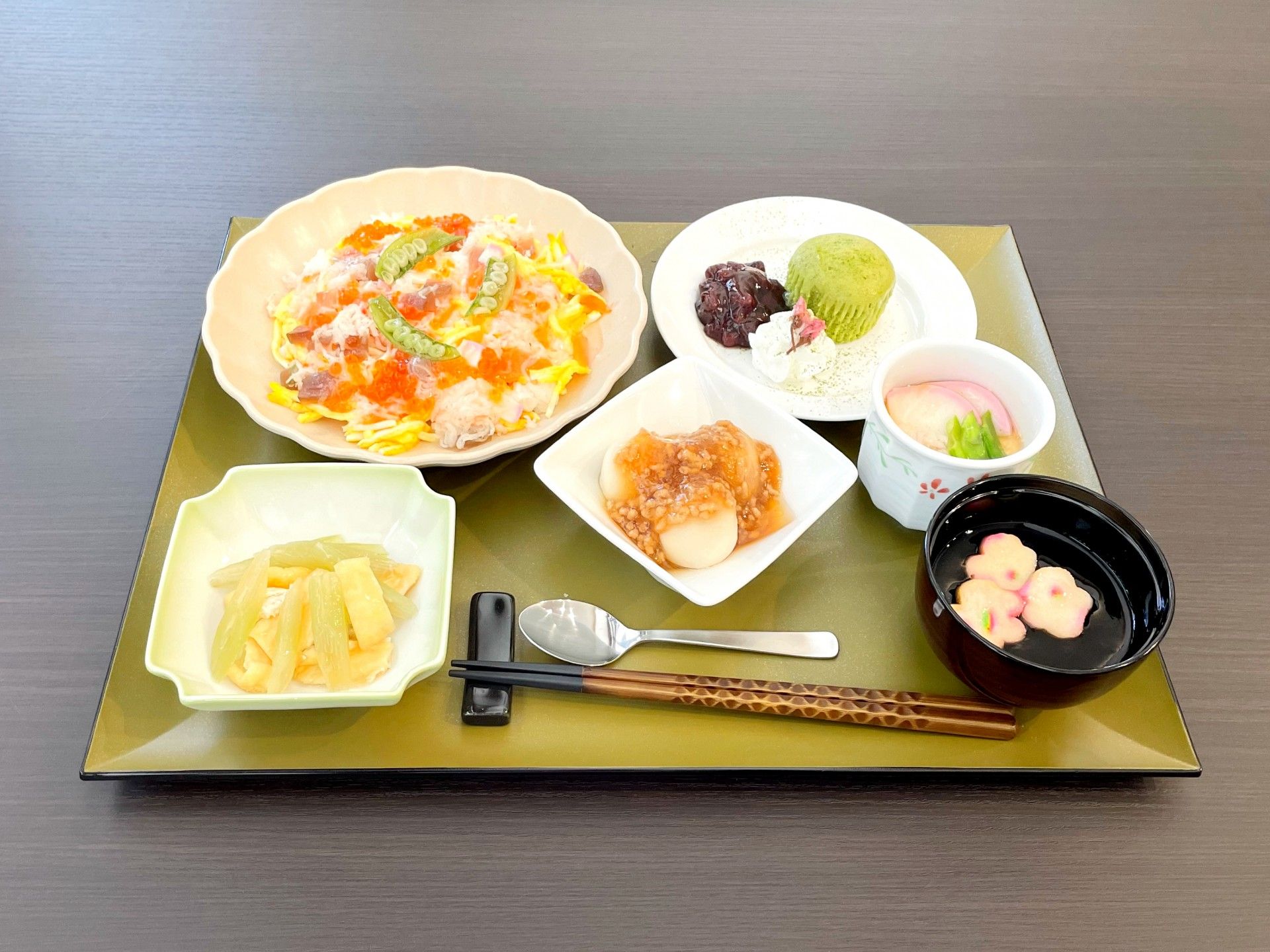 若葉ケアコミュニティそよ風の食事。月1で豪華な食事をご用意。色とりどりなおかずがテーブルを埋めます。