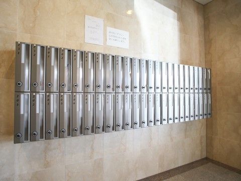 「西東京ケアコミュニティそよ風」の内観。スタイリッシュなポスト。