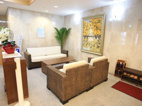 「西東京ケアコミュニティそよ風」のエントランス。待ち合わせに利用できるスペース。