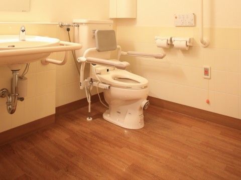 「西東京ケアコミュニティそよ風」のトイレ。車椅子でも入りやすいよう空間を広くとった。