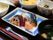 焼き魚を主食とした和食メニューの食事が、彩りよく盛り付けられている。お箸が使いづらい方のためにフォークが用意されている。