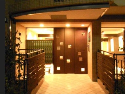 「祖師谷ケアパークそよ風」のエントランス。段差のないフラットなエントランス。