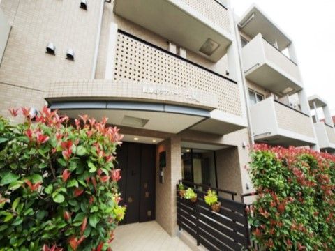 「祖師谷ケアパークそよ風」の外観。緑があり、建物を隠すように植えられている。