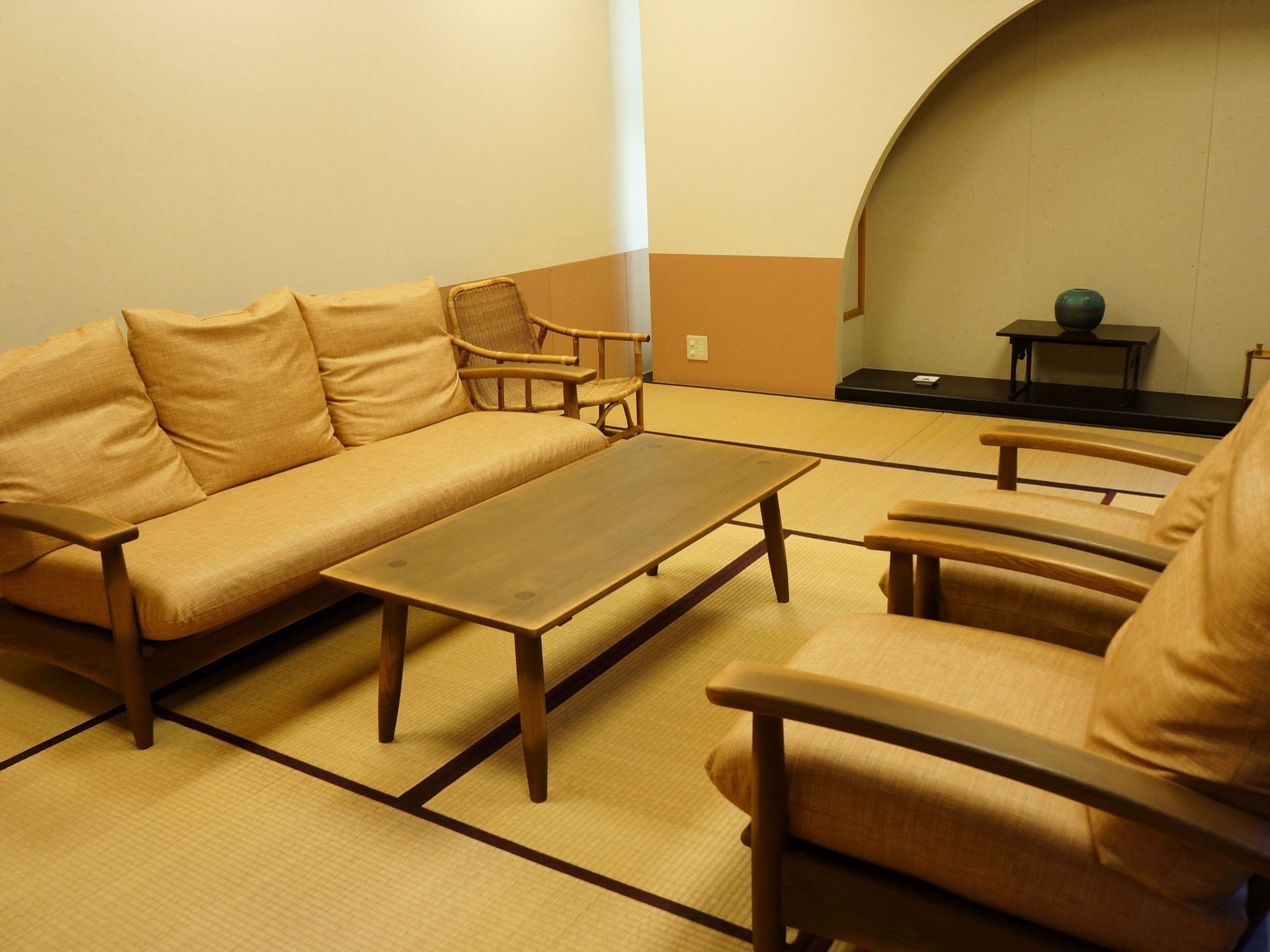ふかふかのソファーセットは床の間に茶器が飾られた静かな和室に配置されており、とても落ち着きのある空間となっている。