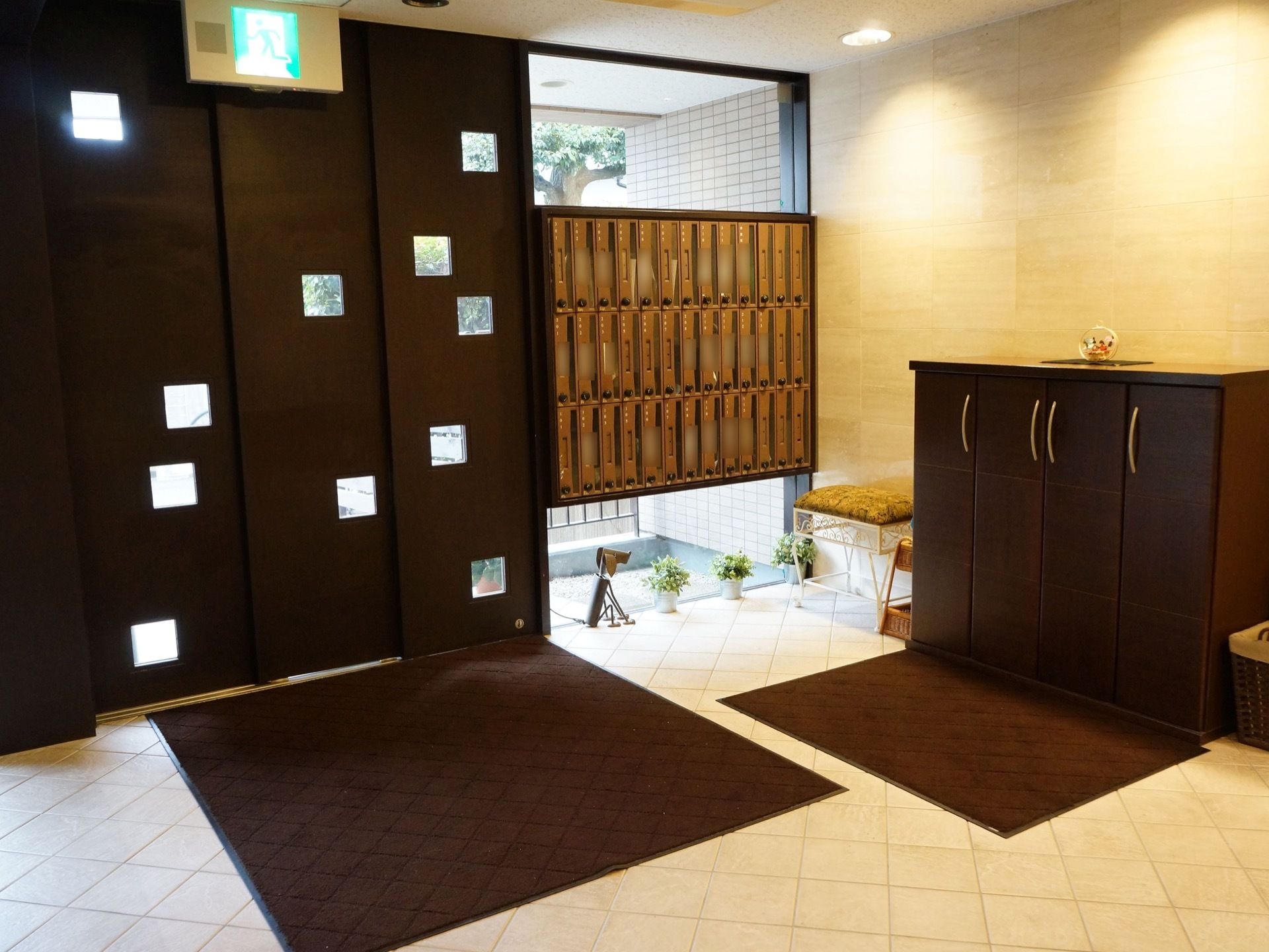 エントランスはゆったりと広く、床はドア前から全く段差がない。壁には個人用のポストと靴箱を設置している。