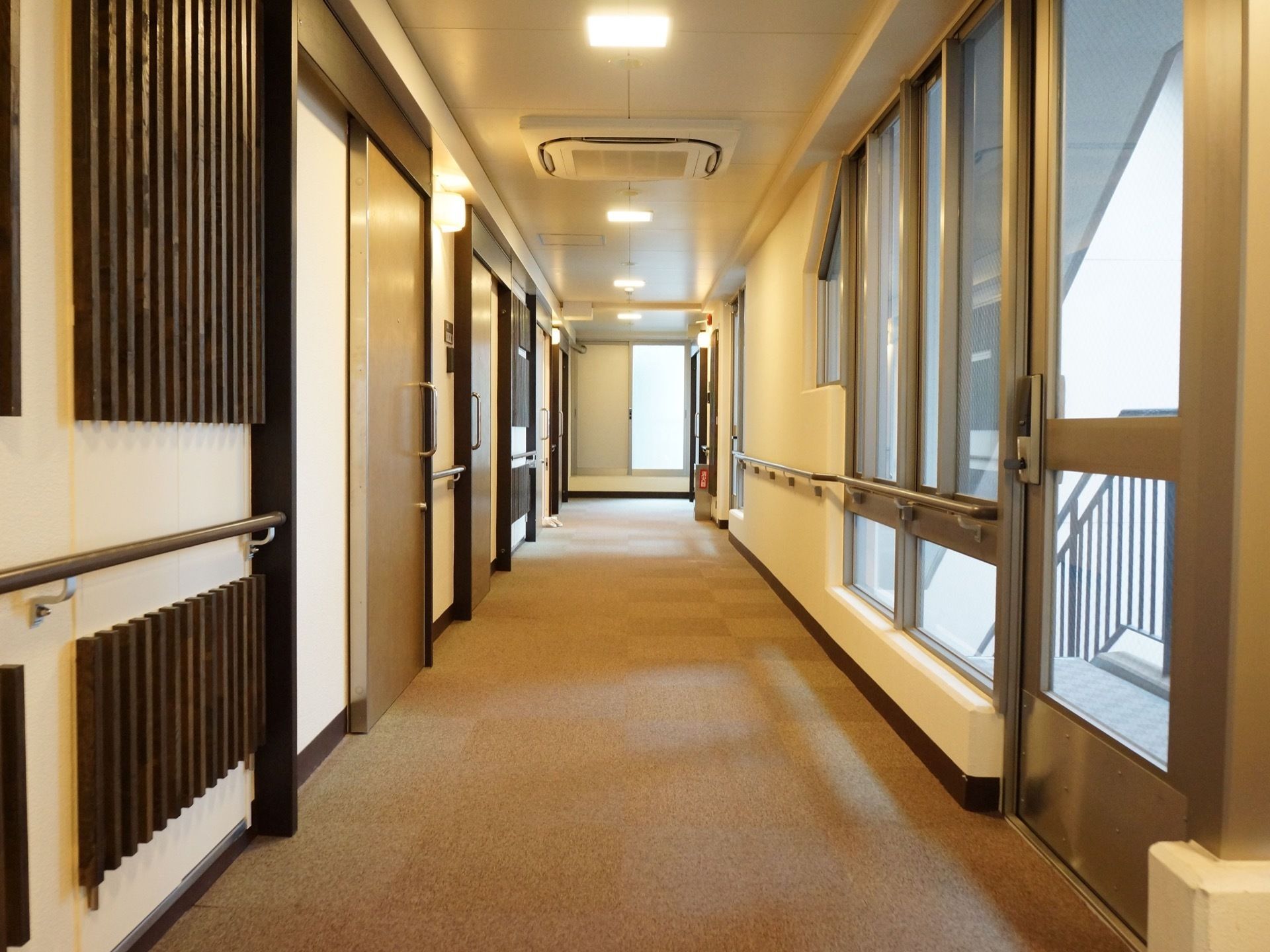 通路には大きな窓からの日差しが射し込んでいる。天井には照明を複数設置しているので、夜になっても十分な明るさがある。