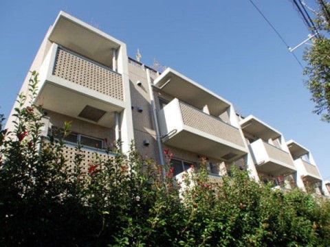 「祖師谷ケアパークそよ風」の外観。静謐な住宅の中にある、3階建ての施設。