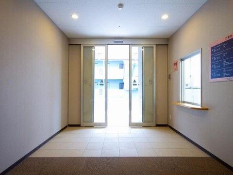 「大津月輪ケアコミュニティそよ風」バリアフリー構造のエントランスですから、車いすをお使いになられている方でも安全です。