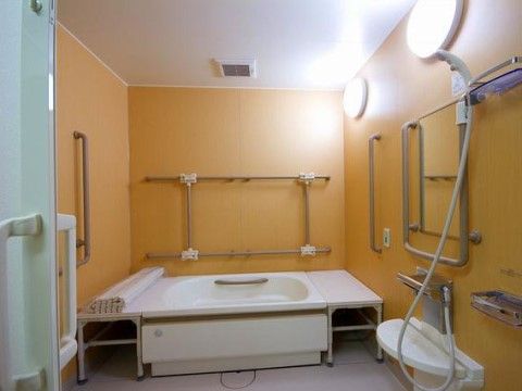 「大津月輪ケアコミュニティそよ風」手すりが付いた浴槽はあまり身体が自由でない方でも使いやすく設計されています。