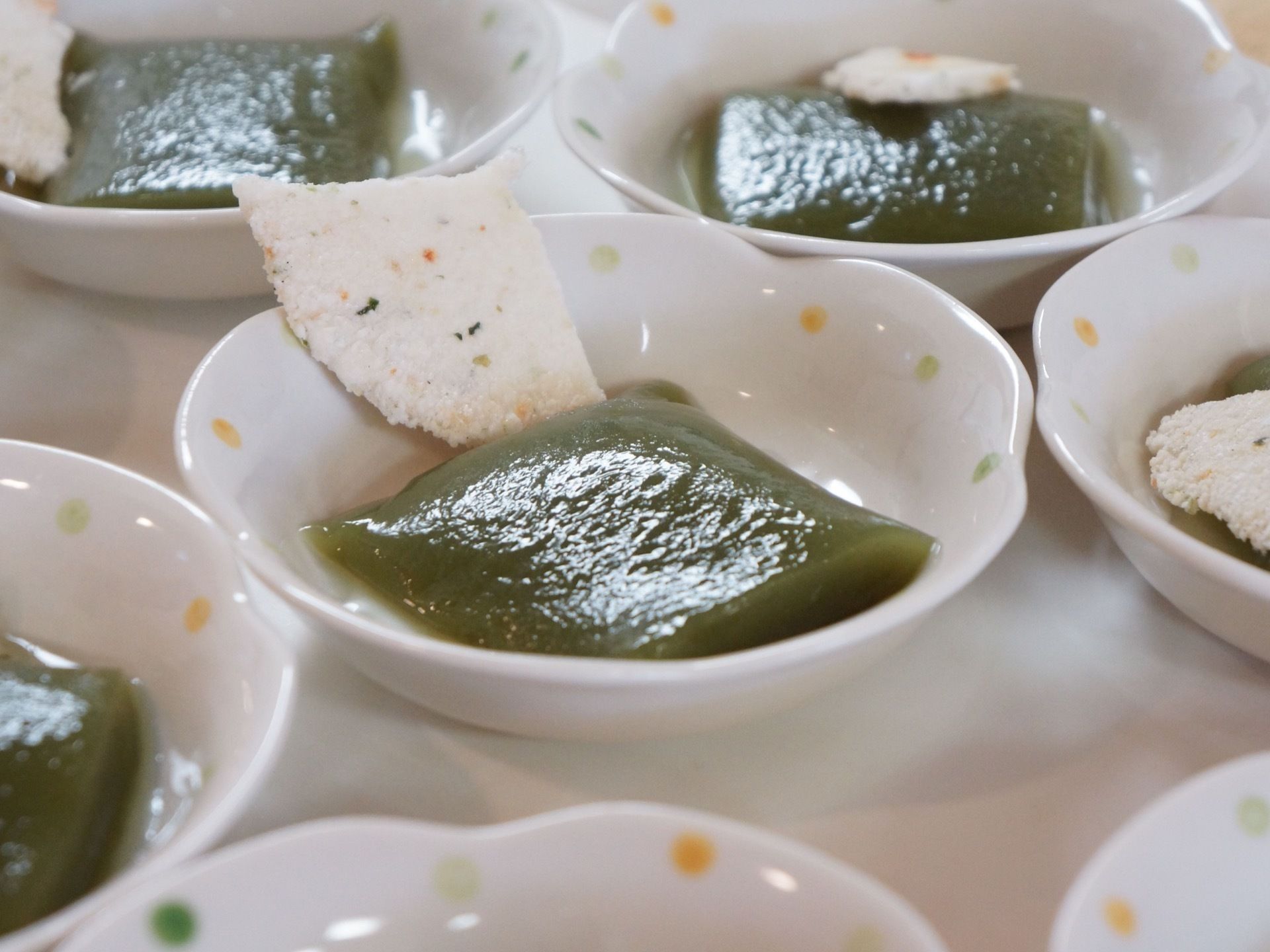 小振りの皿に、入居者様に配膳する予定である抹茶の味わい深い和菓子と、食べやすくカットされた煎餅が丁寧に盛り付けられている。