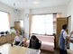 居間で過ごす高齢者の日常風景