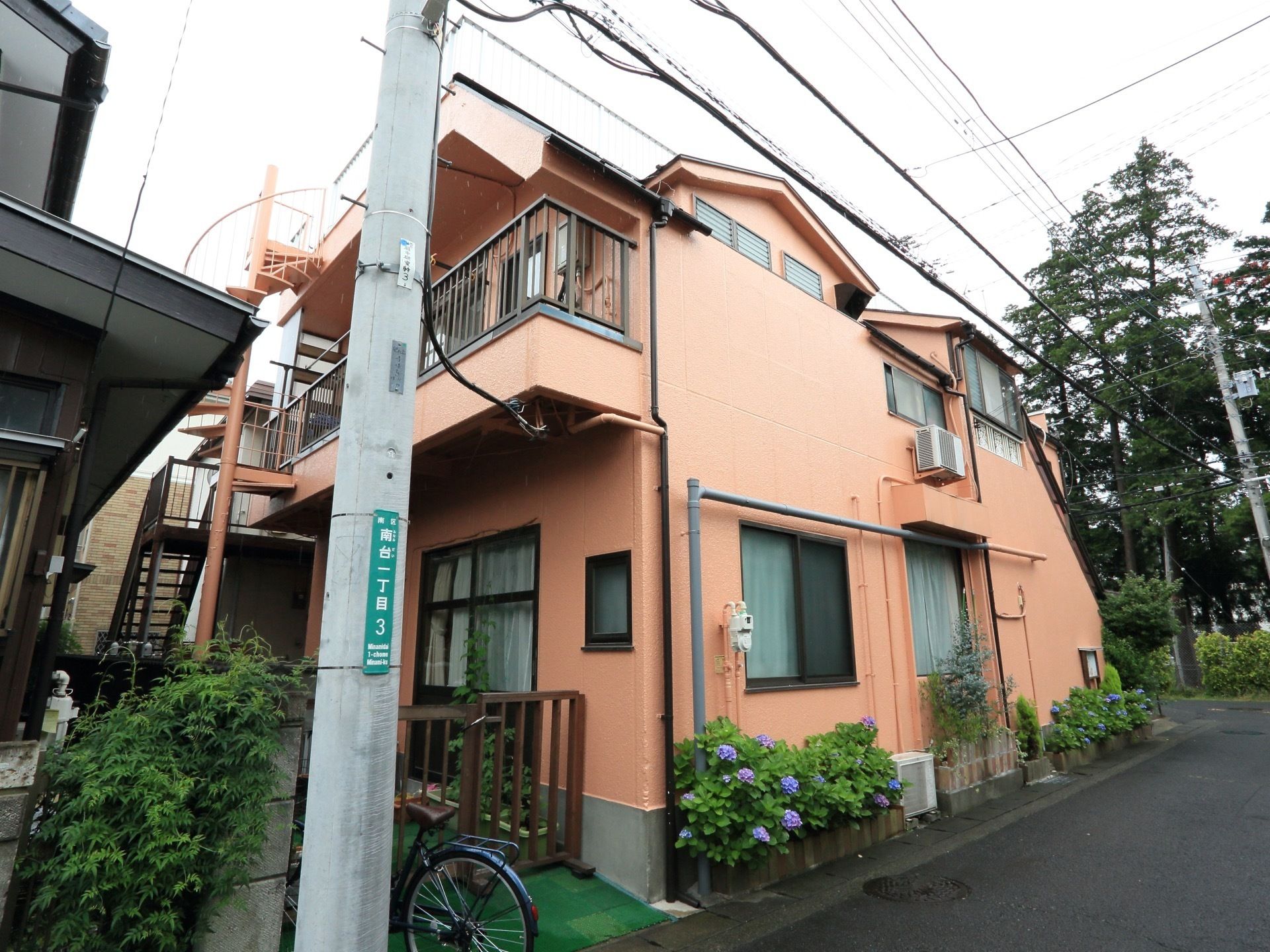 住宅街にある施設は、周囲の雰囲気に溶け込むような一般住宅風の外観になっている。また、外壁がサ－モンピンクの明るい建物で窓が多数付いている。