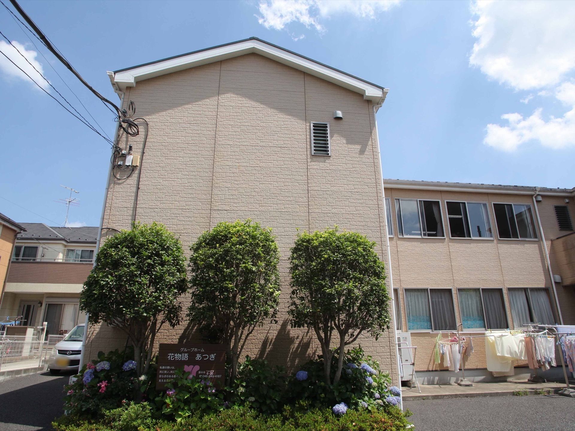 閑静な住宅街に立地した施設である。外観は淡いベーシュ色になっており、周囲の街並みと調和したものになっている。