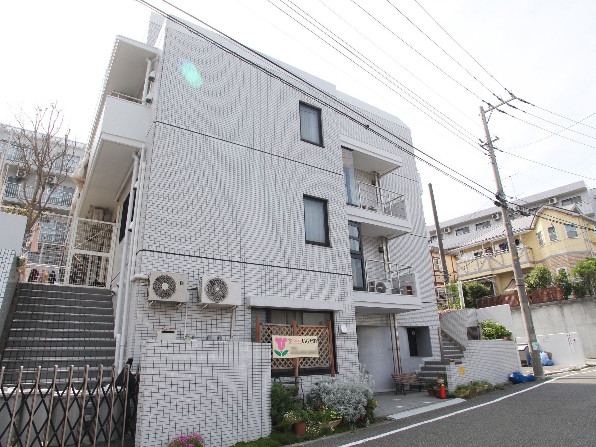 施設は住宅街の一角に立地している。白色を基調とした建物は3階建てで、近隣の住宅とも違和感なくなじんでいる。