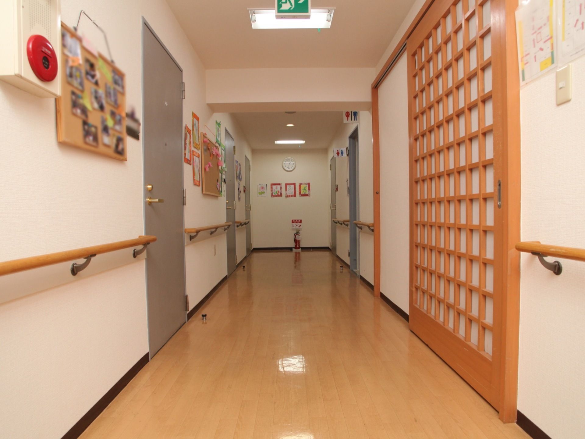 廊下の壁には手すりが完備されており、掲示物が貼り出されている。廊下の幅も広くなっているので開放感がある。