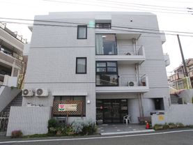 大きな窓が有り、景観を眺めることができる。玄関は自動ドアになっていて、施設の周りには、植物が植えられている。