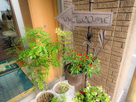 「グループホーム花物語おんだ」のエントランス。看板を設置し、歓迎をしてくれている植物達。