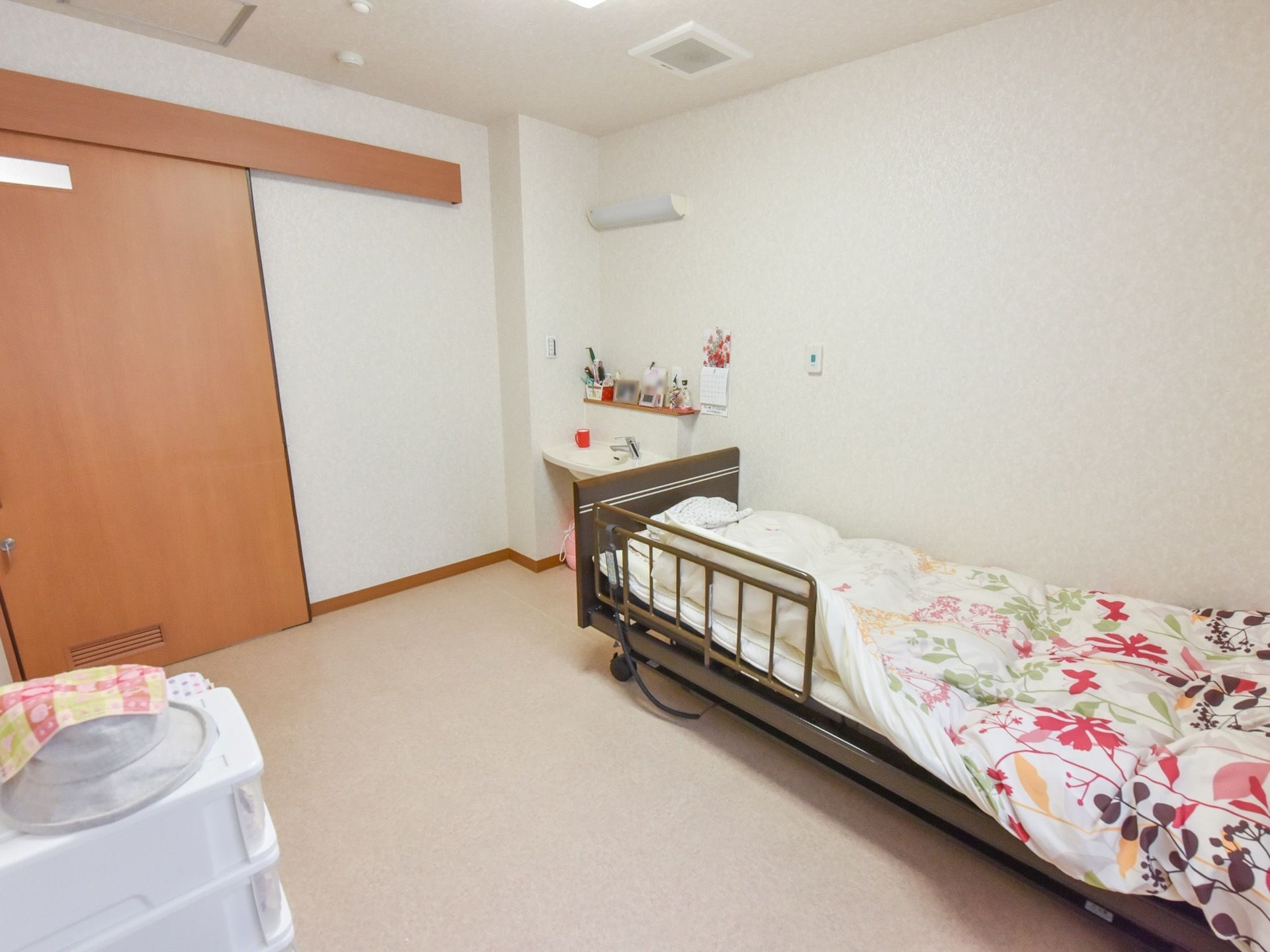 個室は広々としたワンフロアとなっており、車椅子をご利用の方も動きやすい。枕元に棚が設置してあり、手の届く範囲に物を置くことができる。