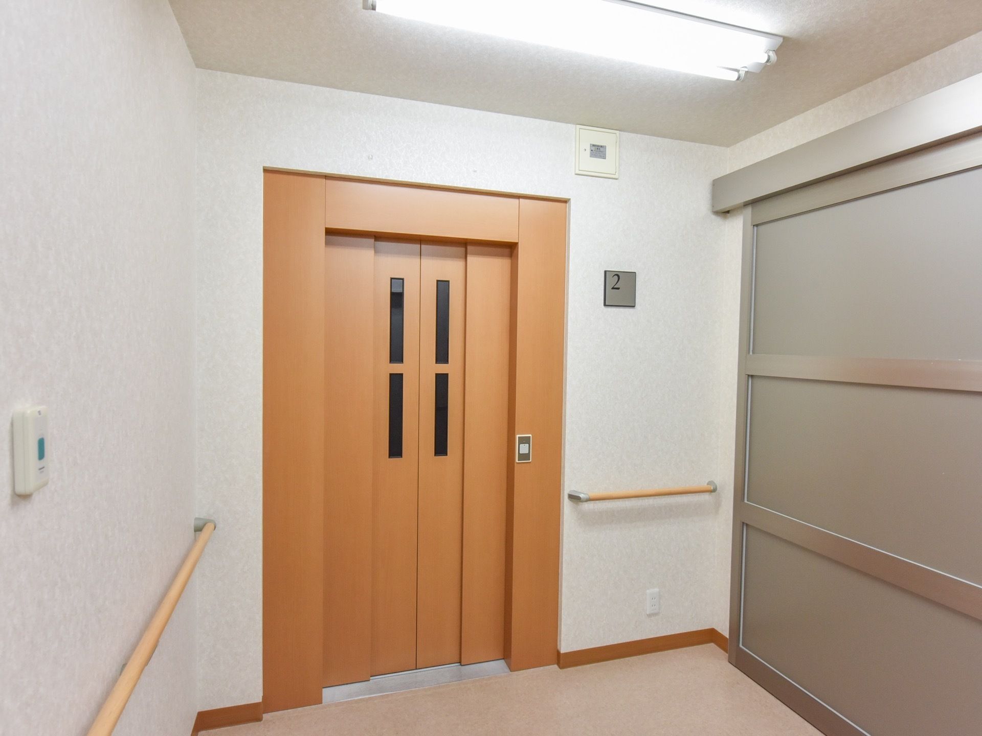 エレベーターは入口が広く、車椅子をご利用の方も進みやすい。待機場所には手すりが取り付けられているため、待っている間、支えとなり安心である。