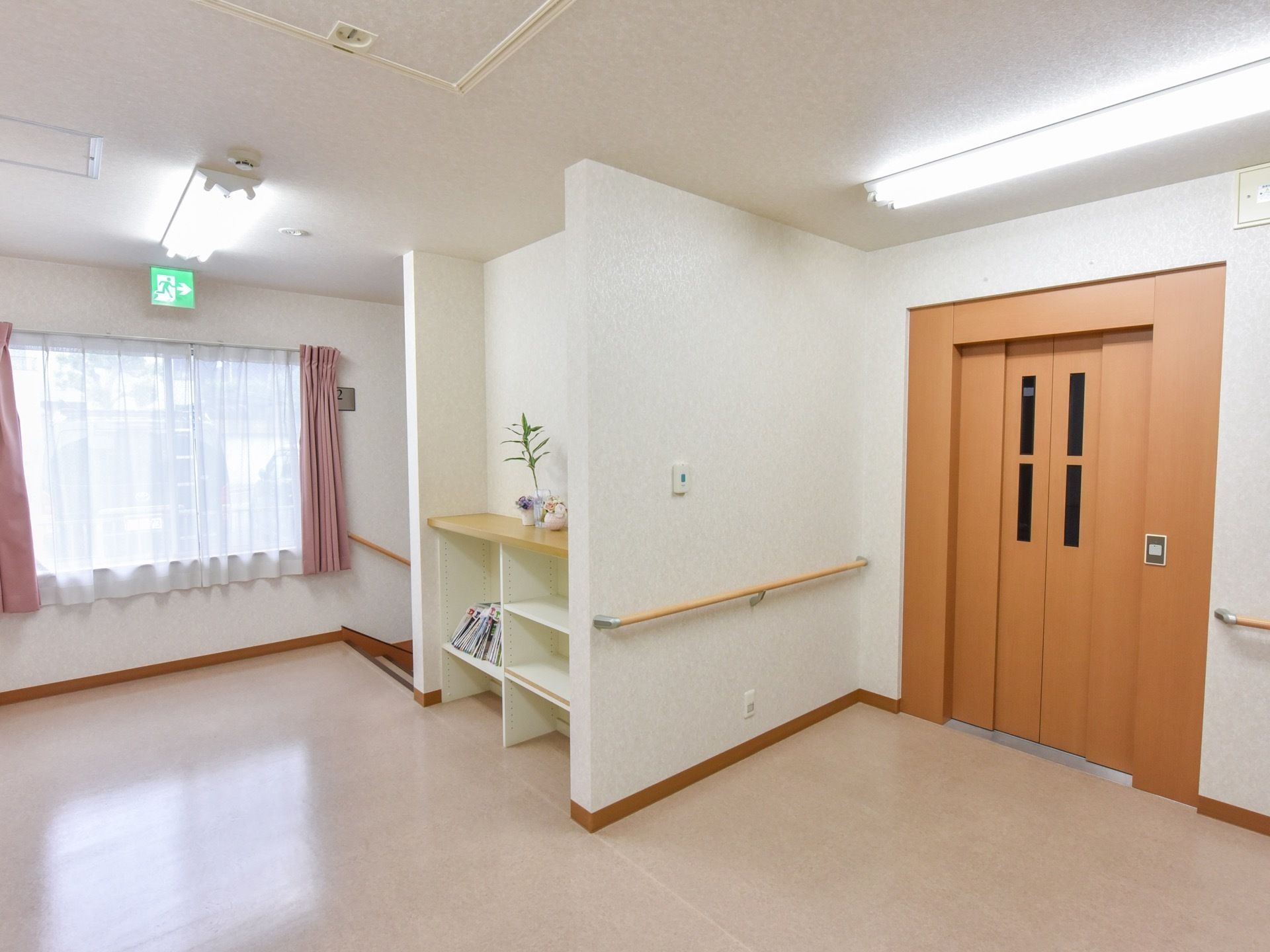 エレベーター周辺は広々としたフロアが広がっている。待機している人が多くても、通路は十分に人が通れる。