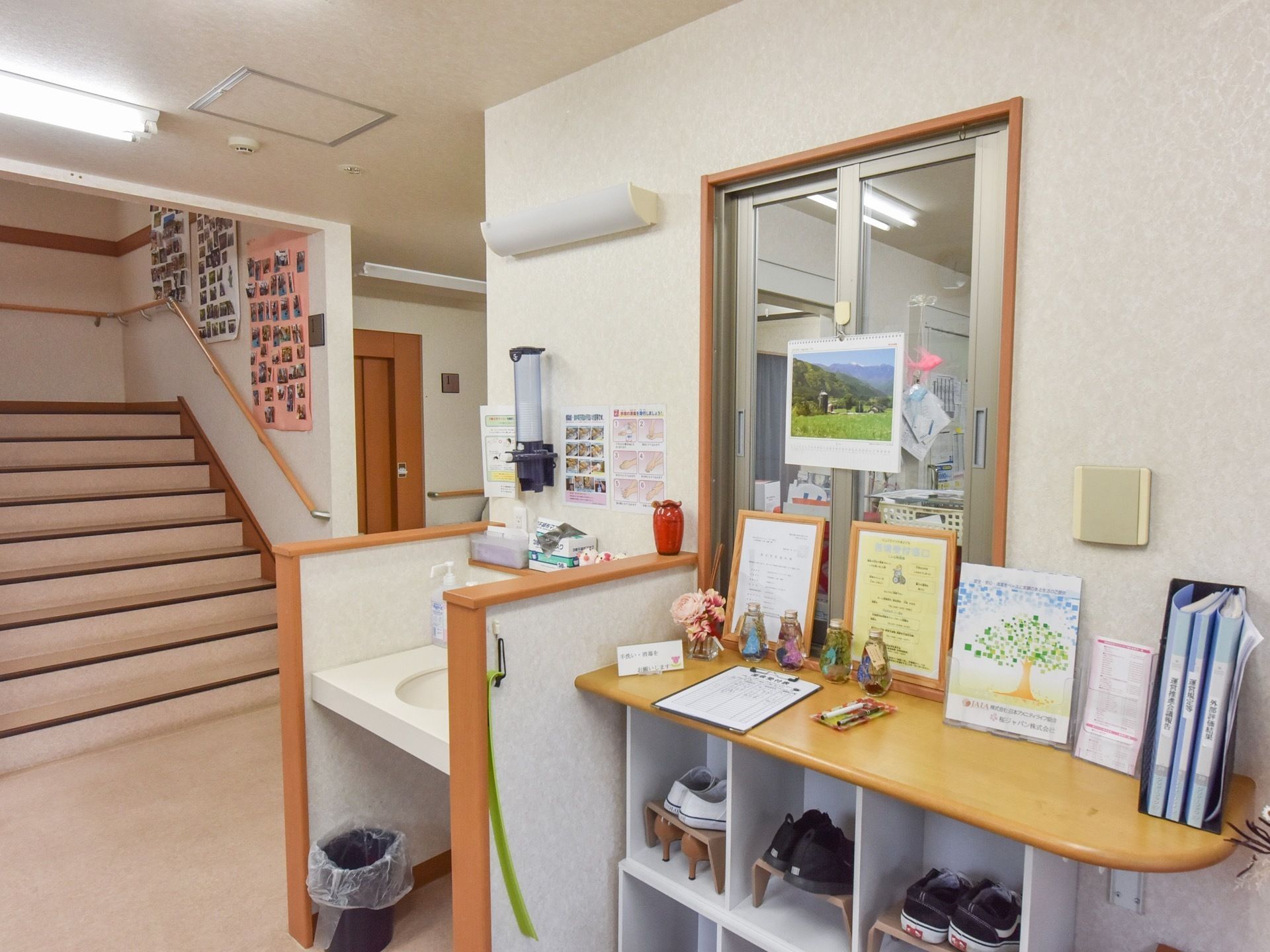 玄関を入ってすぐに手洗い場がある。入居者様や来訪者様には、手洗いを徹底していただき、館内を清潔に保つようにしている。