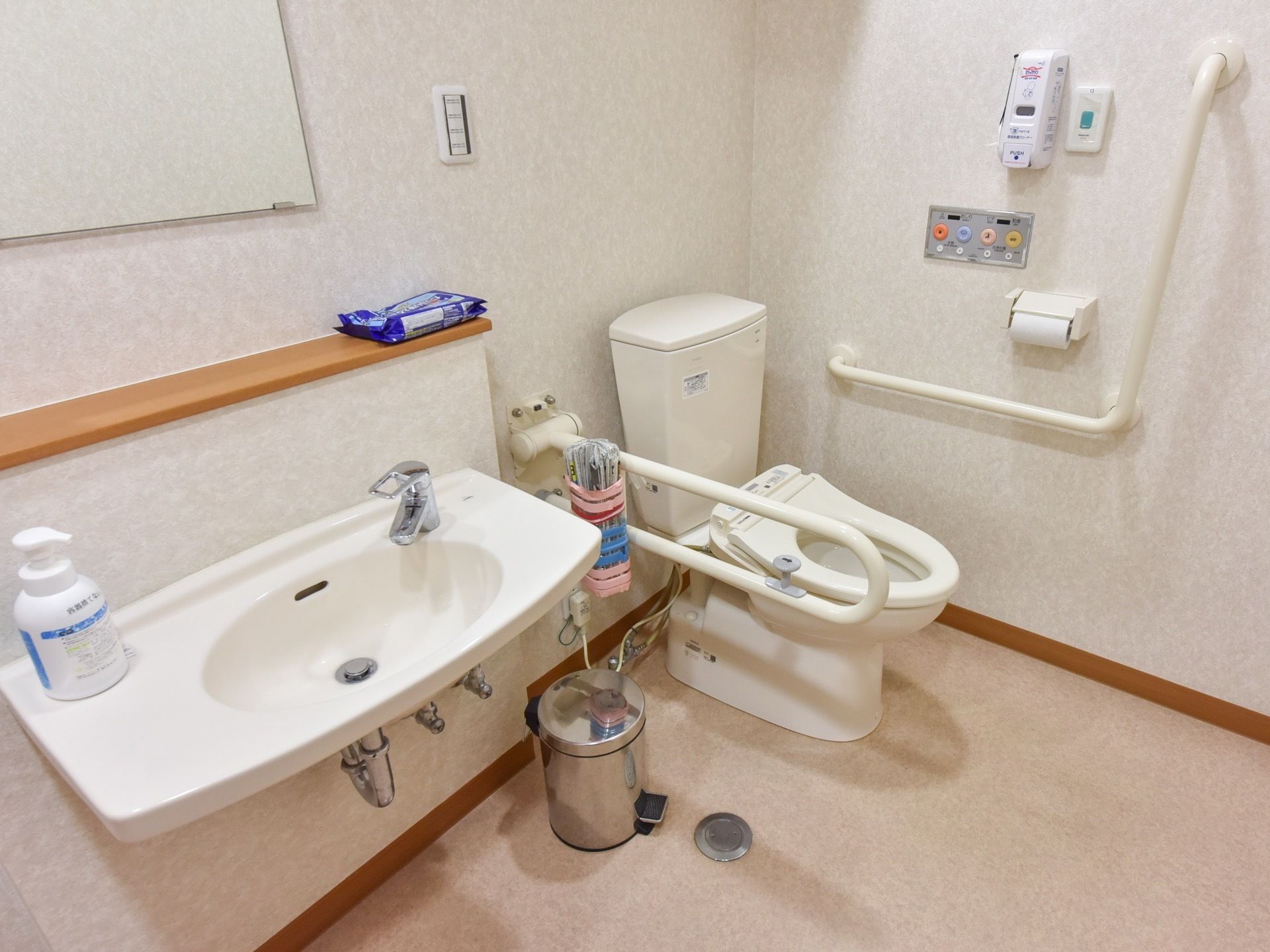トイレ周辺には複数の手すりが取り付けられているため、座ったり立ったりする際に安心である。手洗い場も隣接しているため、移動距離が少なくて済む。