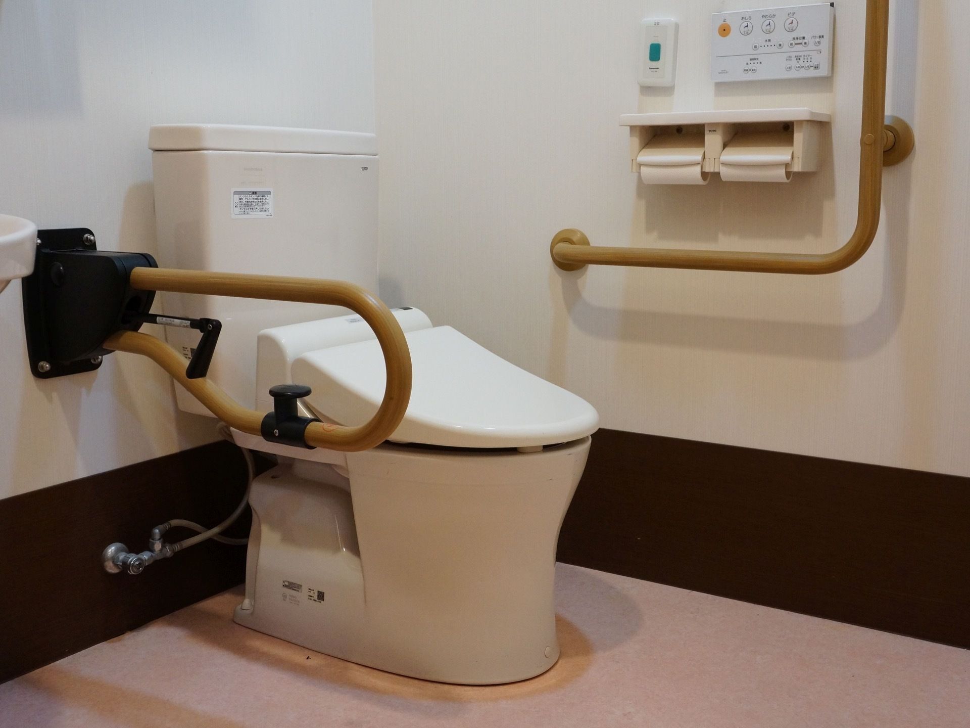 白い壁のトイレで清潔感がある。緊急時には、呼び出しボタンを押すだけでスタッフに連絡することができるので安心である。
