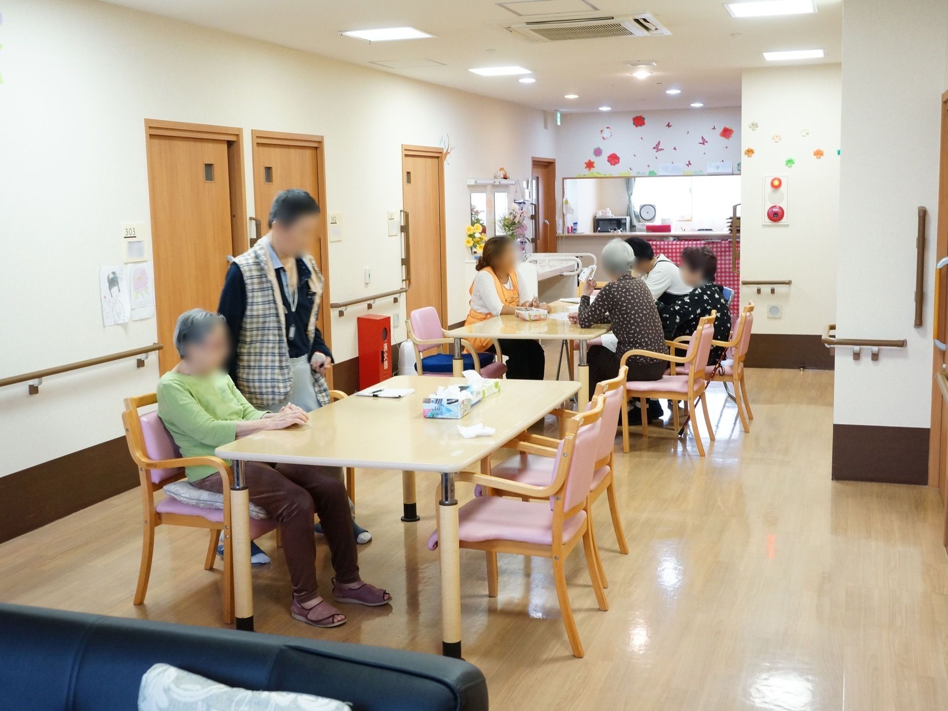 広いスペースにテーブルとひじ掛けのついた椅子を設置している。安全に座ることができ、立ち上がる時には体を支えることができる。