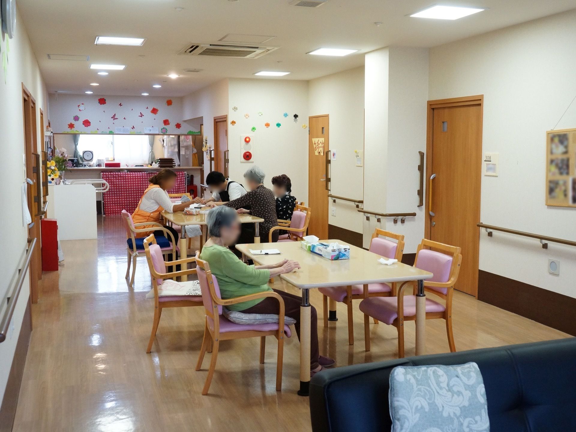 入居者様がゆったりとくつろぐことができる、広々としたスペースである。火災報知器を設置しているので、いざという時も安心である。