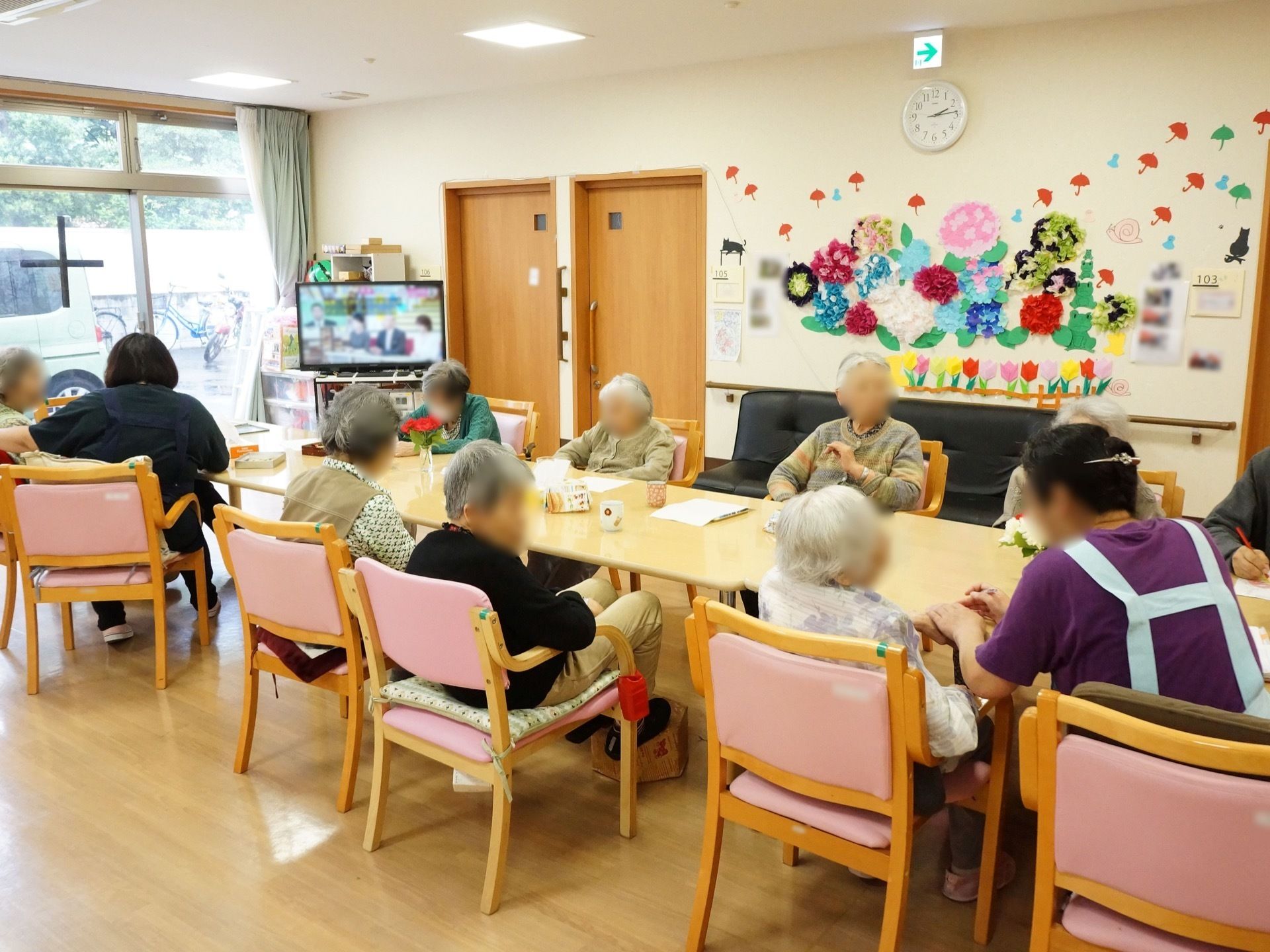 白を基調とした明るいお部屋。壁には色鮮やかな装飾があり、手作りの温かさを感じる。窓も大きく外からの光を十分に取り入れている。