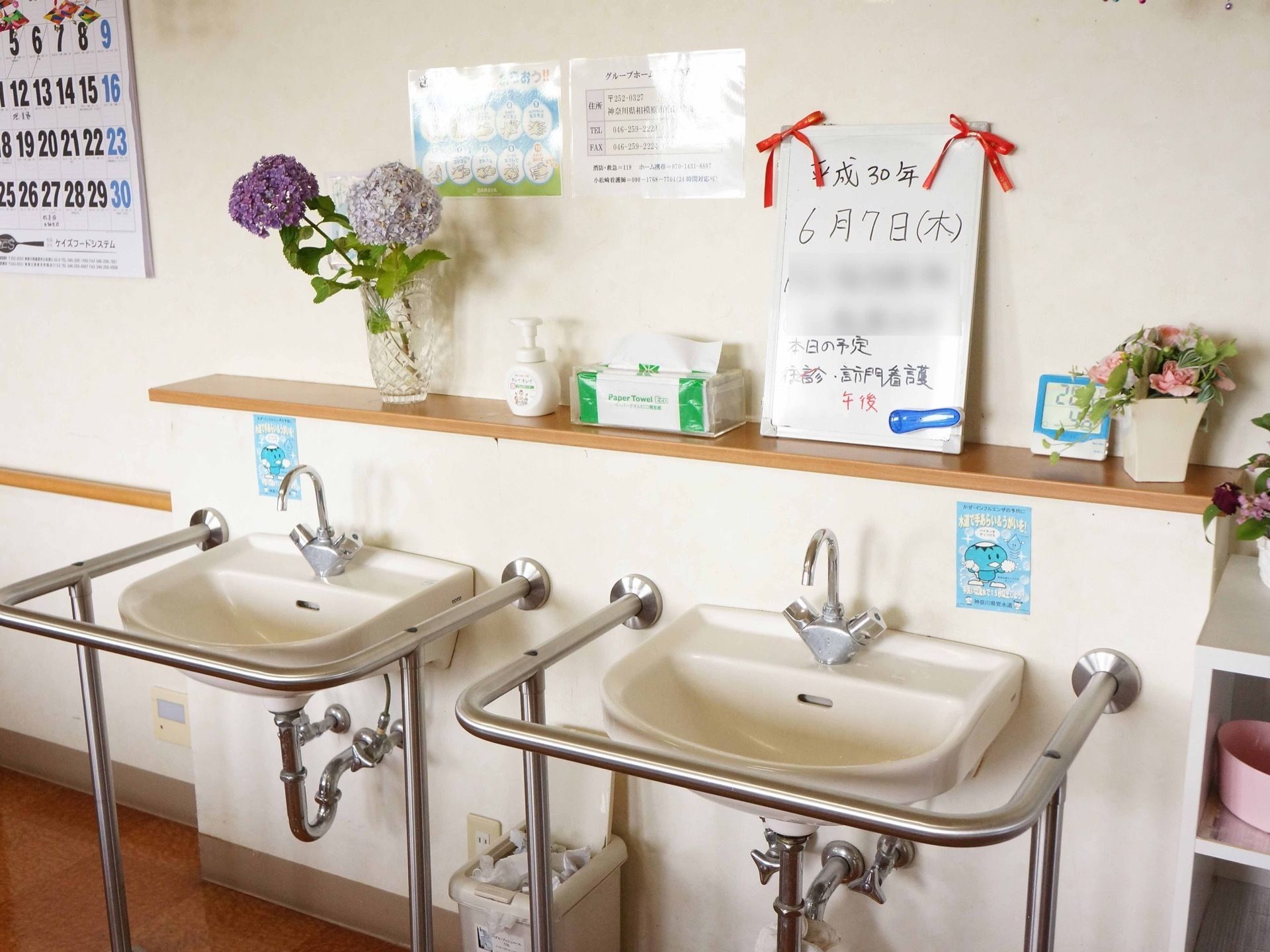 洗面台には木製のカウンターが設置されており、ポンプ式の石鹸やティッシュペーパーなどの用品を置くことができる。