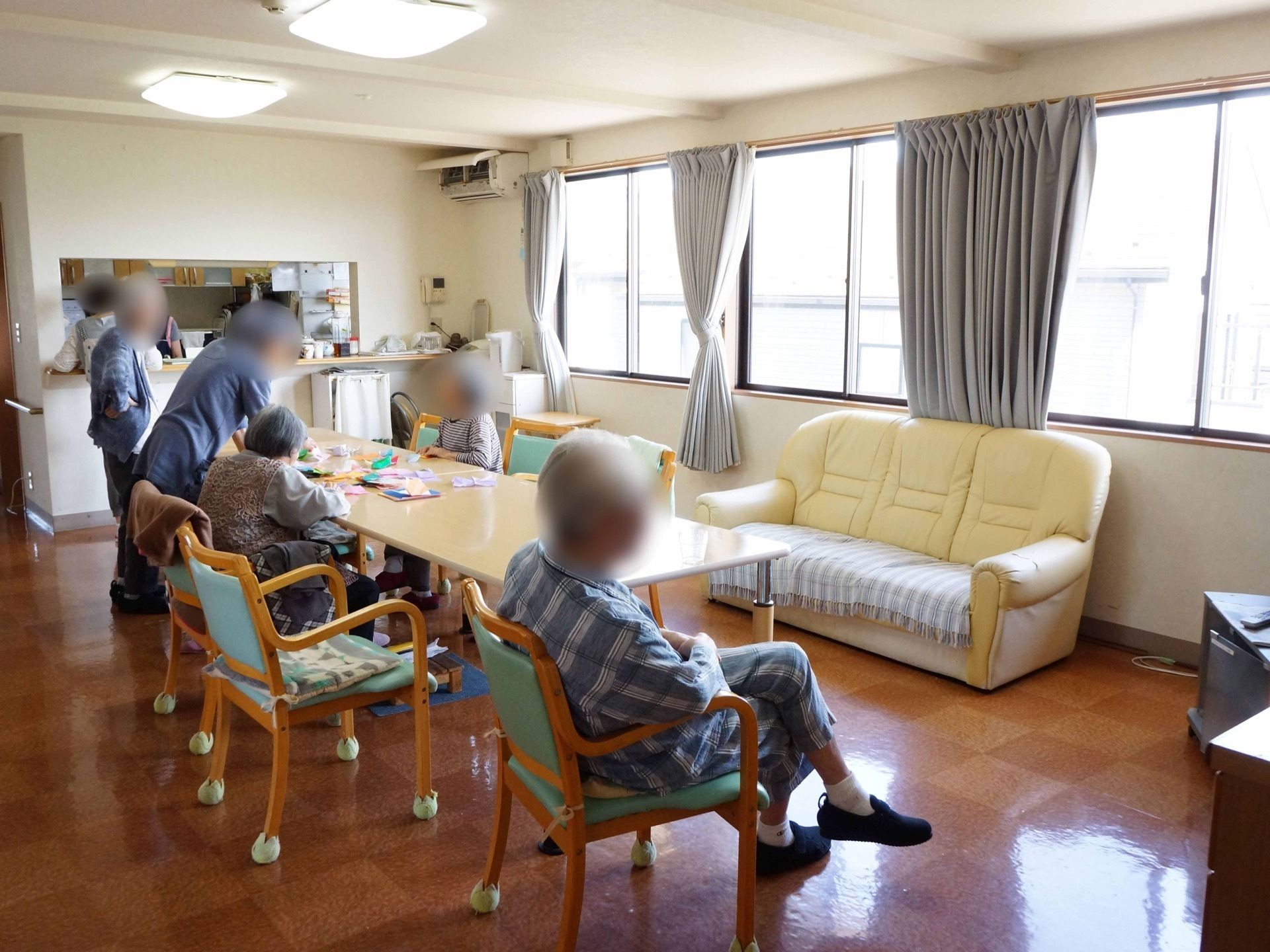 共有スペースに設置された椅子の足には、軟質素材のクッションが設置されており、移動する際には音が鳴りにくい。