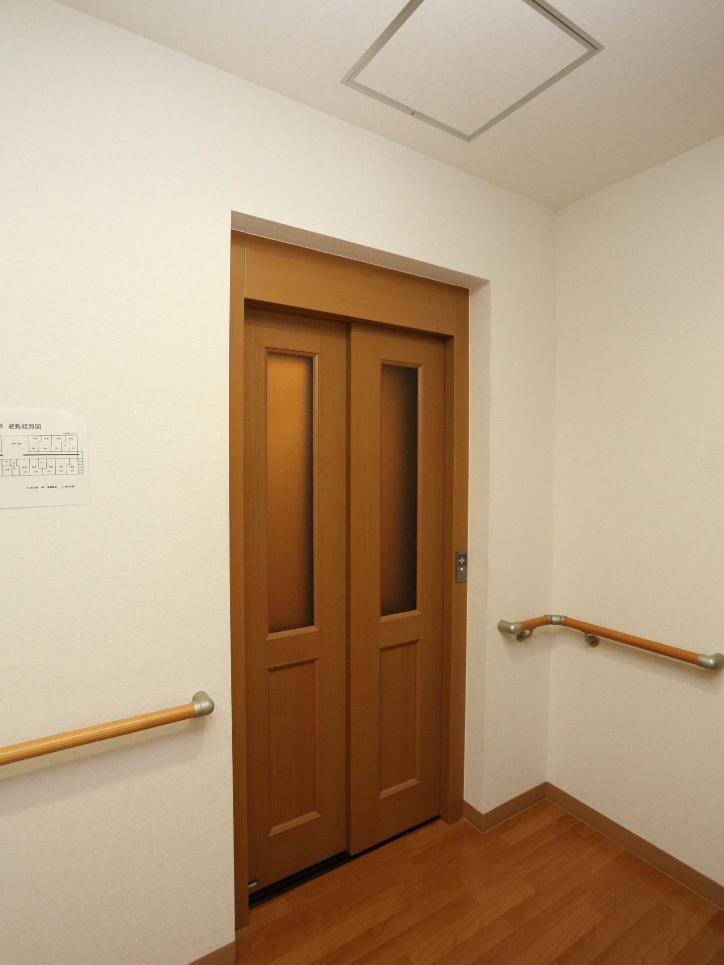 施設２階のフロアーに完備されたエレベーターである。周囲の壁には手すりが設置され、安全な乗降をしていただける。