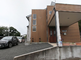 静かな住宅街に佇む施設