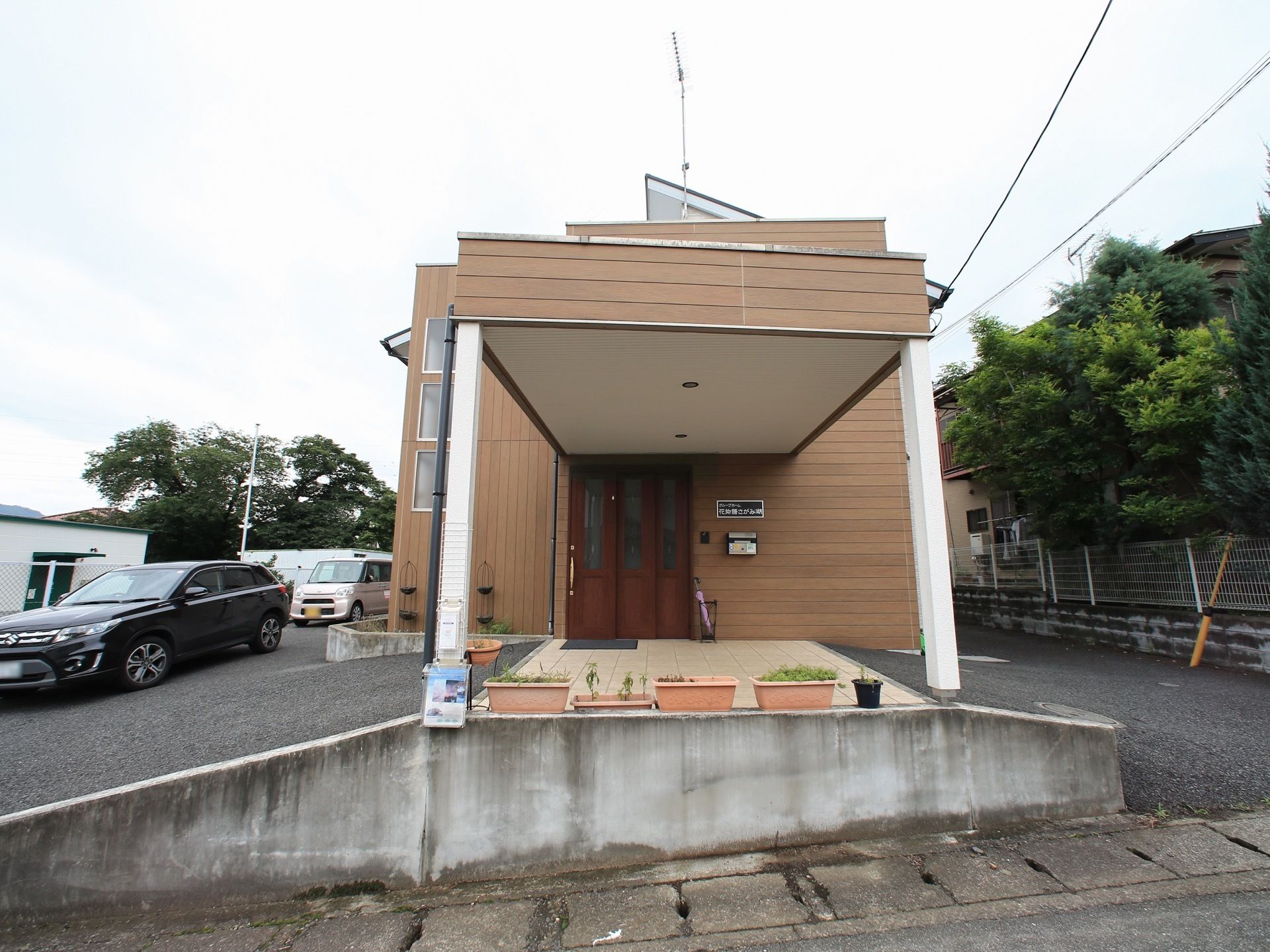 玄関前に広いタイル敷きのスペースが設けられている。駐車場から緩いスロープになっており、車椅子をご利用の方も段差なく移動することができる。