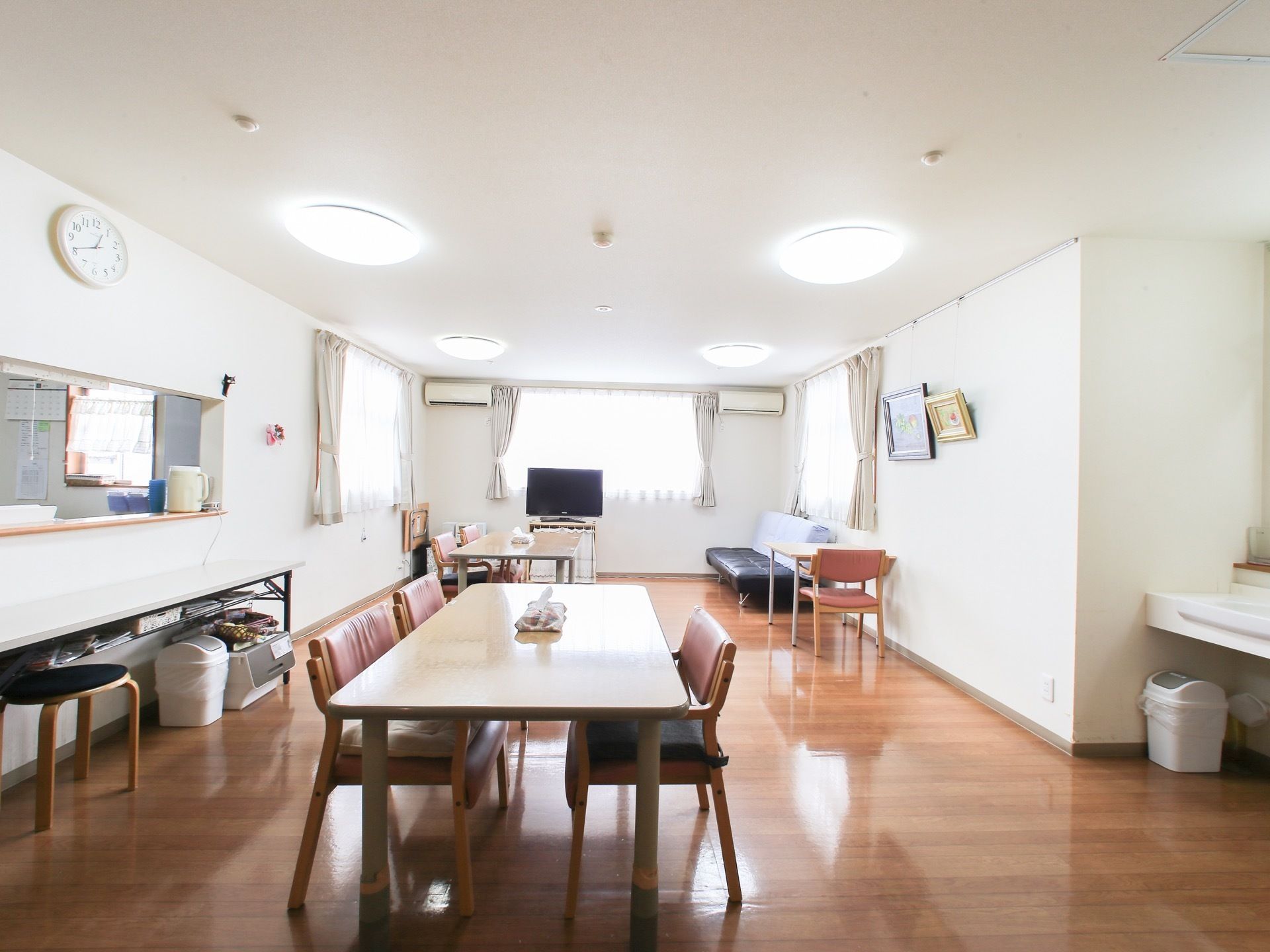 通路との仕切りがない開放感のあるフロア。３方の壁にある大きめの窓から日差しの入る、明るい空間になっている。