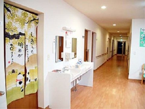 グループホーム花物語さがみ東の洗面台。車いすのままでのご利用をしていただけるバリアフリー設計の施された洗面台をご用意しております。