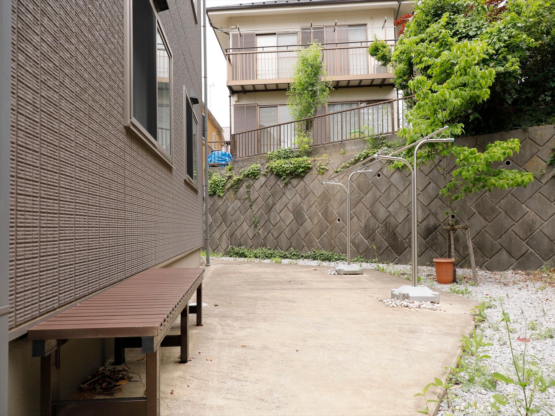 施設外にベンチと物干し竿がある。天気のいい日は外の空気を吸ったり、洗濯物を干したりすることができる。