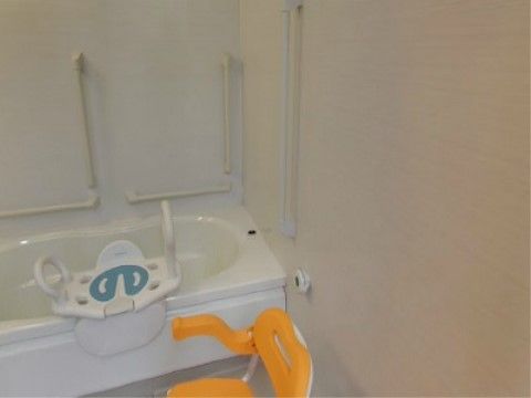 介護用の浴室椅子が２つ備え付けられたひとり用の浴室
