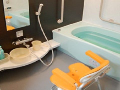 グループホーム花物語たかつの浴室。プライバシーを守りながら、ご入浴をゆっくりとお楽しみいただけます。
