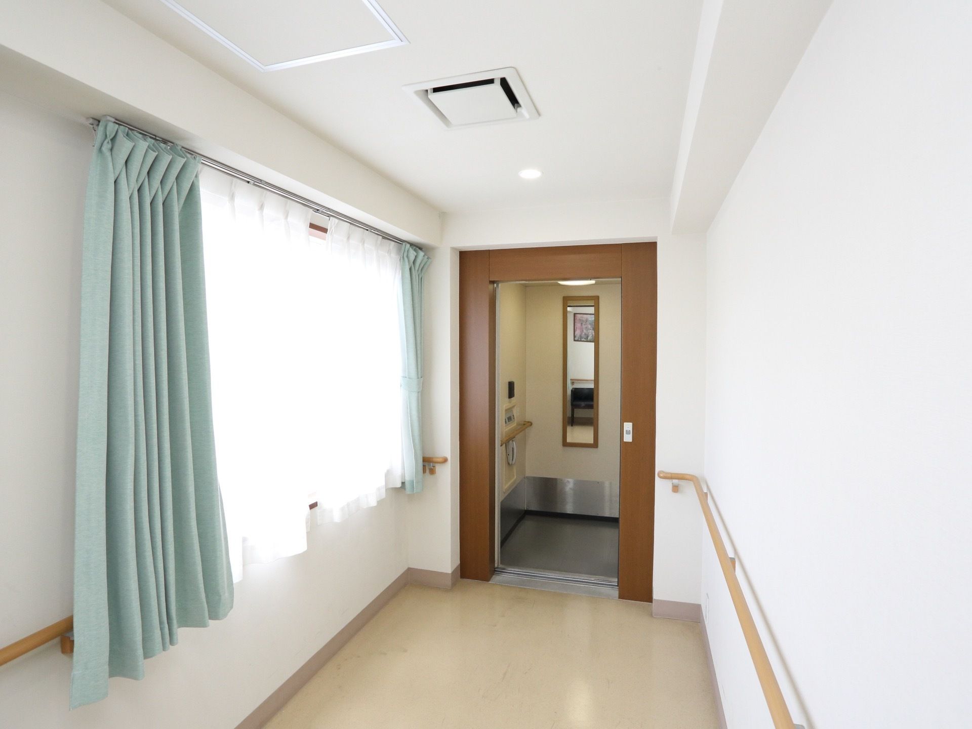 エレベーター内部までスロープを設置しているため、入居者様が安全にエレベーターを乗車・下車することができる仕組みとなっている。